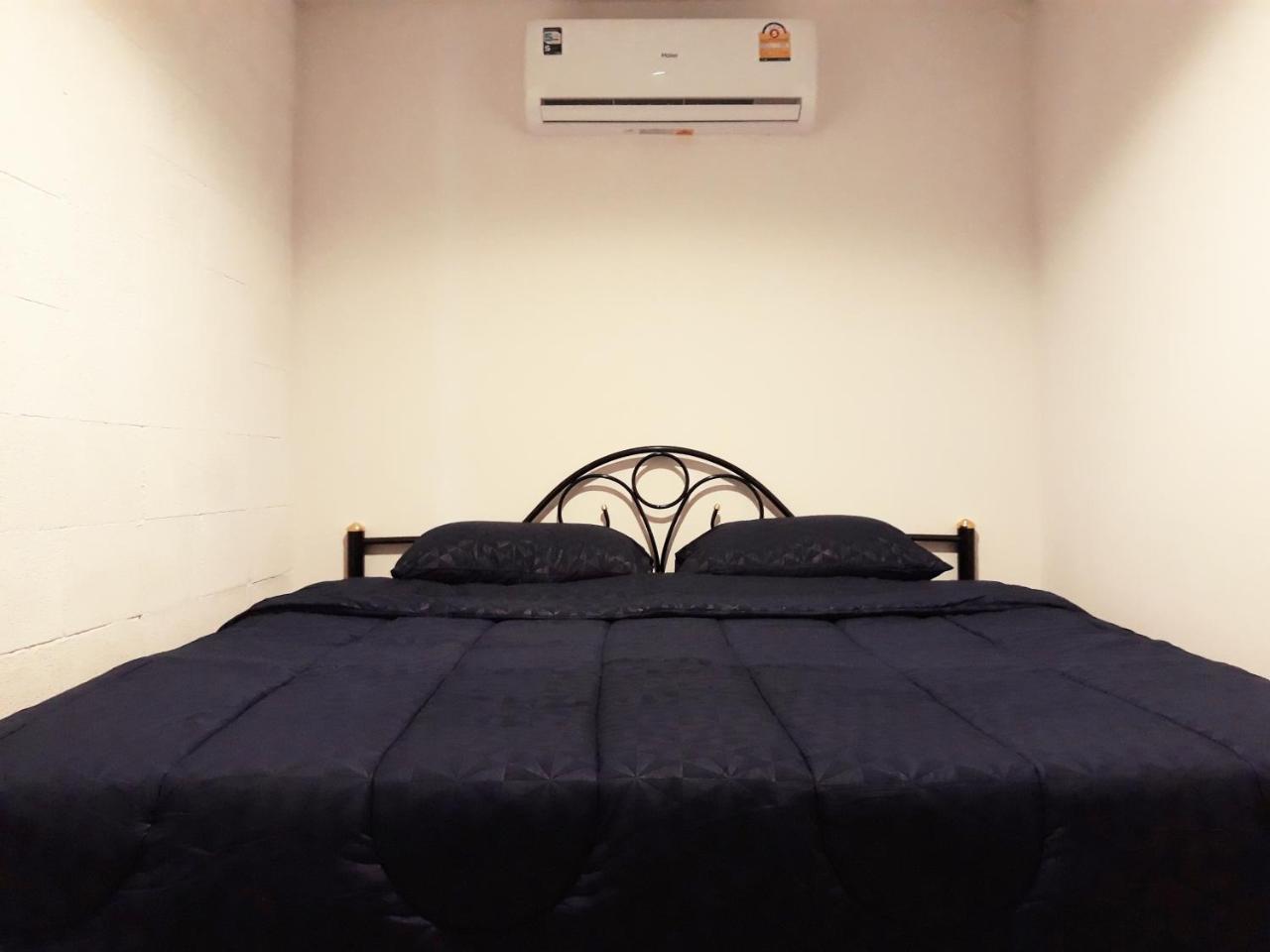 P & T Hostel Банг-Рак Экстерьер фото